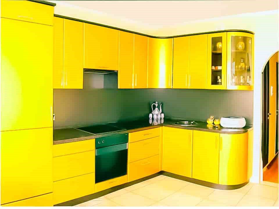 Купить кухню эмаль. Желтый кухонный гарнитур. Желтая угловая кухня. Угловая кухня желтого цвета. Кухонный гарнитур цветной.