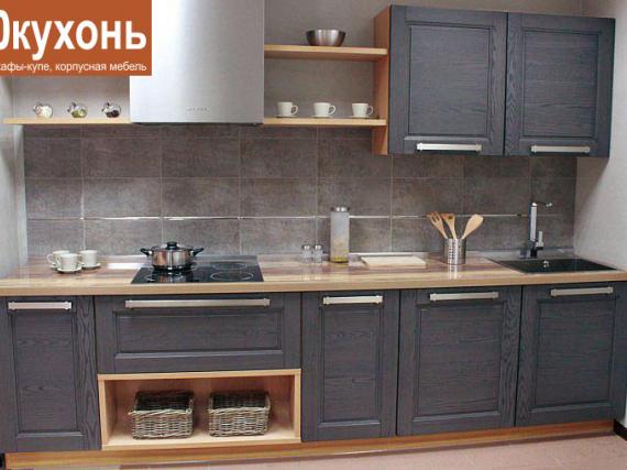 Кухонный гарнитур из массива дерева тонированного в серый цвет