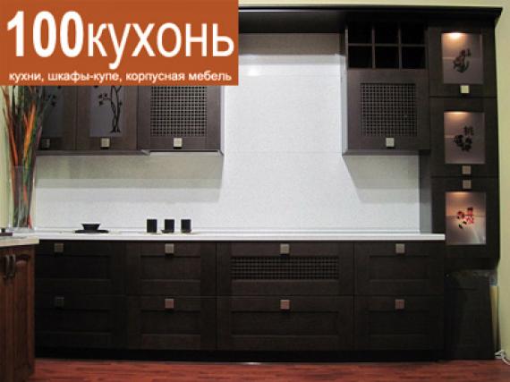 Встроенная кухня массив дерева в восточном стиле модерн черная с рисунком на витражах