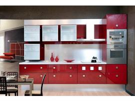 Красная глянцевая кухня из пластика с отдельно висящими навесными шкафами из матового акрилового стекла