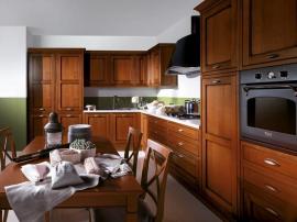 Кухня большая солидная кантри стиль достойного цвета массив дерева с каменной столешницей на заказ