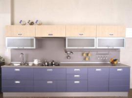 Кухня модерн прямая на заказ комбинирование двух цветов с пластиковой столешницей и стеновой панелью в цвет
