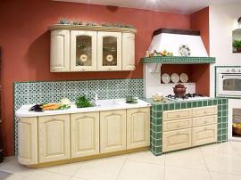 Кухня на заказ итальянская массив ясеня стиль кантри с зеленой кафельной плиткой