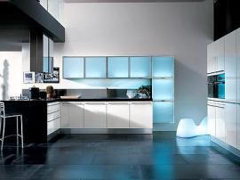 Кухня на заказ пластик белый и голубое акриловое стекло