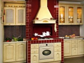 Кухня Сандра с бежевыми фасадами красиво гармонирующими с бордовой кухонной плиткой