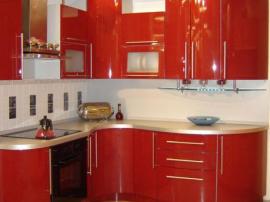 Кухня ярко красная с гнутыми фасадами волнами крашеные фасады эмаль