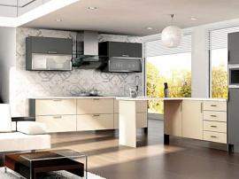 Встроенный кухонный гарнитур белого и серого цвета, светлый модерн