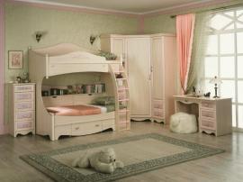 Классическая детская с двухъярусной кроватью розового цвета