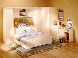 Недорогая встроенная мебель светлая в спальню под заказ из МДФ