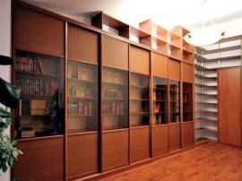 Шкаф- библиотека с раздвижными дверками коричневого цвета