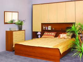 Встроенная мебель для небольшой спальни на заказ рыжего цвета с хорошей фурнитурой