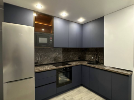 Синяя кухня из МДФ без ручек с элементами под дерево для дома серии П-44