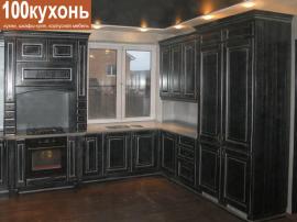 Черная кухня с патиной