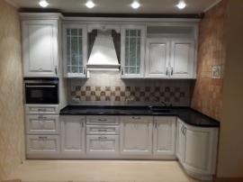 светлая кухня в стиле классика