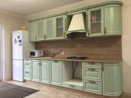 Прямая кухня в массиве ясеня в классическом стиле Милана