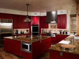 Красная кухня с простыми фасадами в деревенском стиле