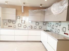 фото бежевой пластиковой кухни из пластика с фотопечатью на стекле
