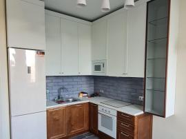 Кухня в стиле арт деко под потолок с высокой витриной