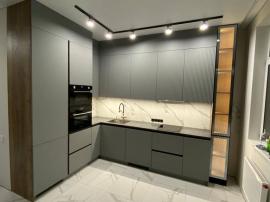 Серая кухня с рифлеными фасадами под потолок с витриной с подсветкой