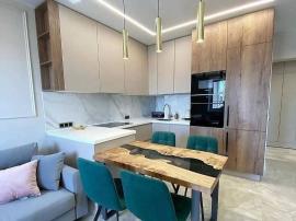 Стильная небольшая бежевая кухня под потолок с пеналами без ручек