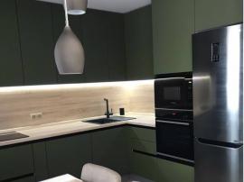 Темно зеленая кухня под потолок без ручек