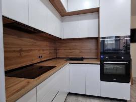 Белая кухня под потолок в три яруса с деревом