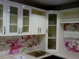 Фото верхних шкафов кухни цвета фуксии