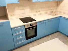Недорогая нежно-голубая мебель на кухню вид на угол