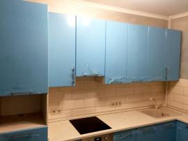 Недорогая нежно-голубая мебель на кухню, обзор верхнего ряда