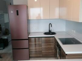 Мебель на кухню из МДФ без ручек с холодильником