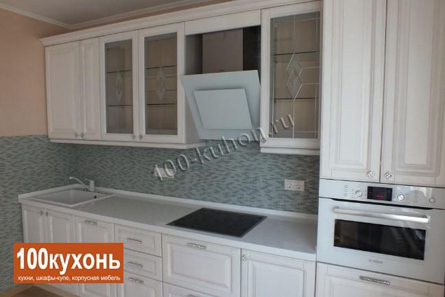 Классическая кухня с простыми витражами
