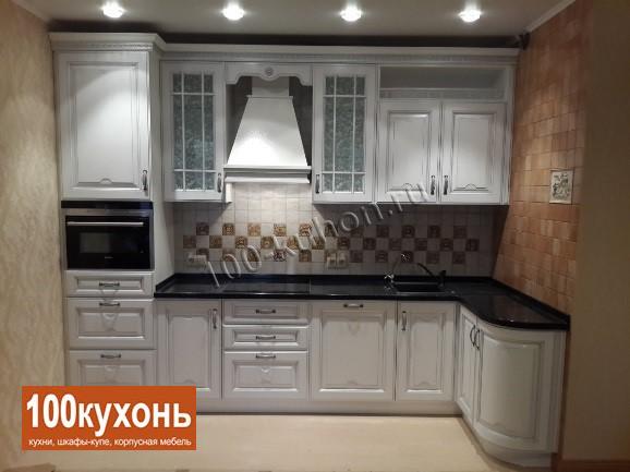 светлая кухня в стиле классика