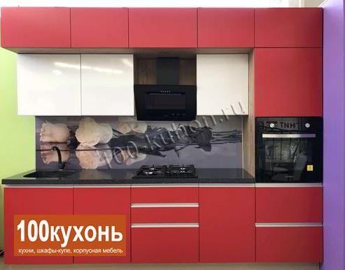 Матовая красная кухня с антресолью с профильными ручками