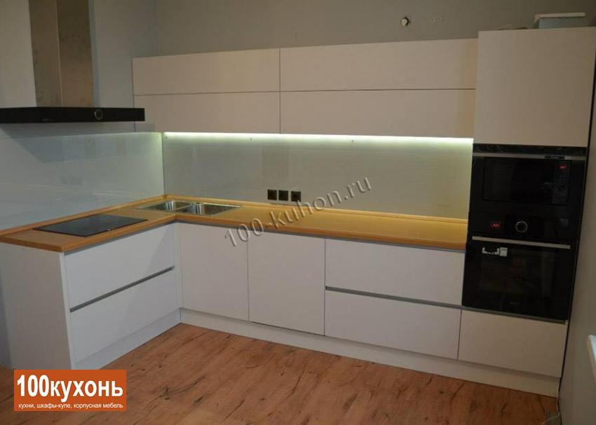 фото белой пластиковой кухни без ручек