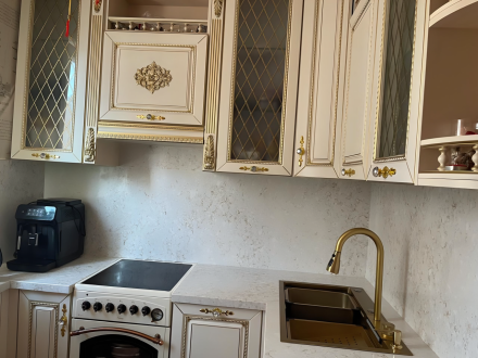 Кухня в эмали классика с золотой патиной Кухня на заказ в эмали с золотой патиной