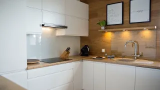 Пример белой кухни с деревянной столешницей