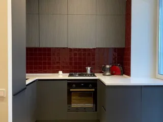 Кухня неоклассика с ребристыми фасадами из МДФ серого цвета