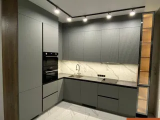 Модная кухня темно-серого цвета под потолок с черными ручками Гола 