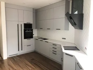 Кухня сложной формы на заказ светло серого цвета