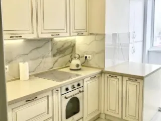 кухня цвета слоновой кости с бронзовой патиной