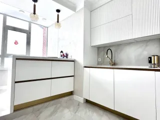 Кухня белая с золотыми ручками с рифлеными фасадами