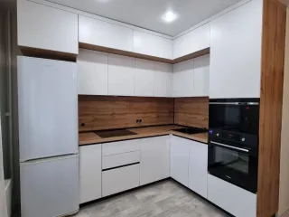 Кухня в пластике с антресолью под потолок белая