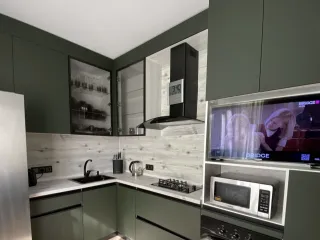Маленькая угловая зеленая кухня