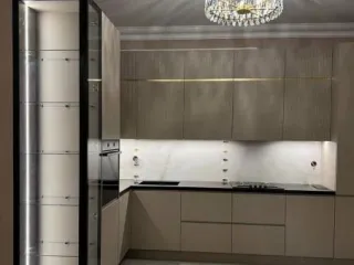 кухня с золотой вставкой