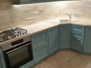 Кухня с бирюзовой мебелью из массива