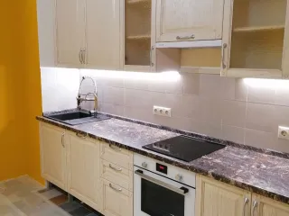 Мебель для кухни из массива дуба на ножках