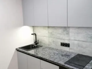 Мебель для кухни серая под потолок