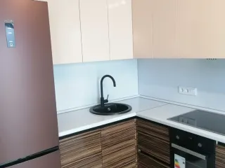 Мебель на кухню из МДФ без ручек вид спереди