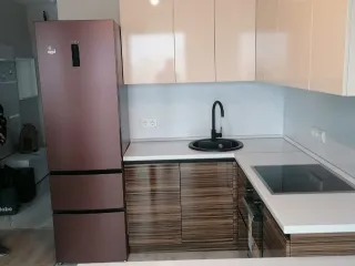 Мебель на кухню из МДФ без ручек с холодильником