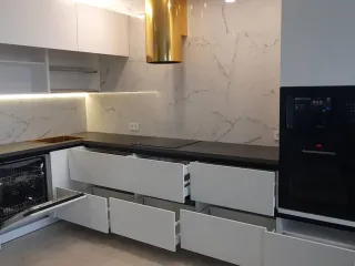 Белая кухня без верха без ручек с выдвижными ящиками